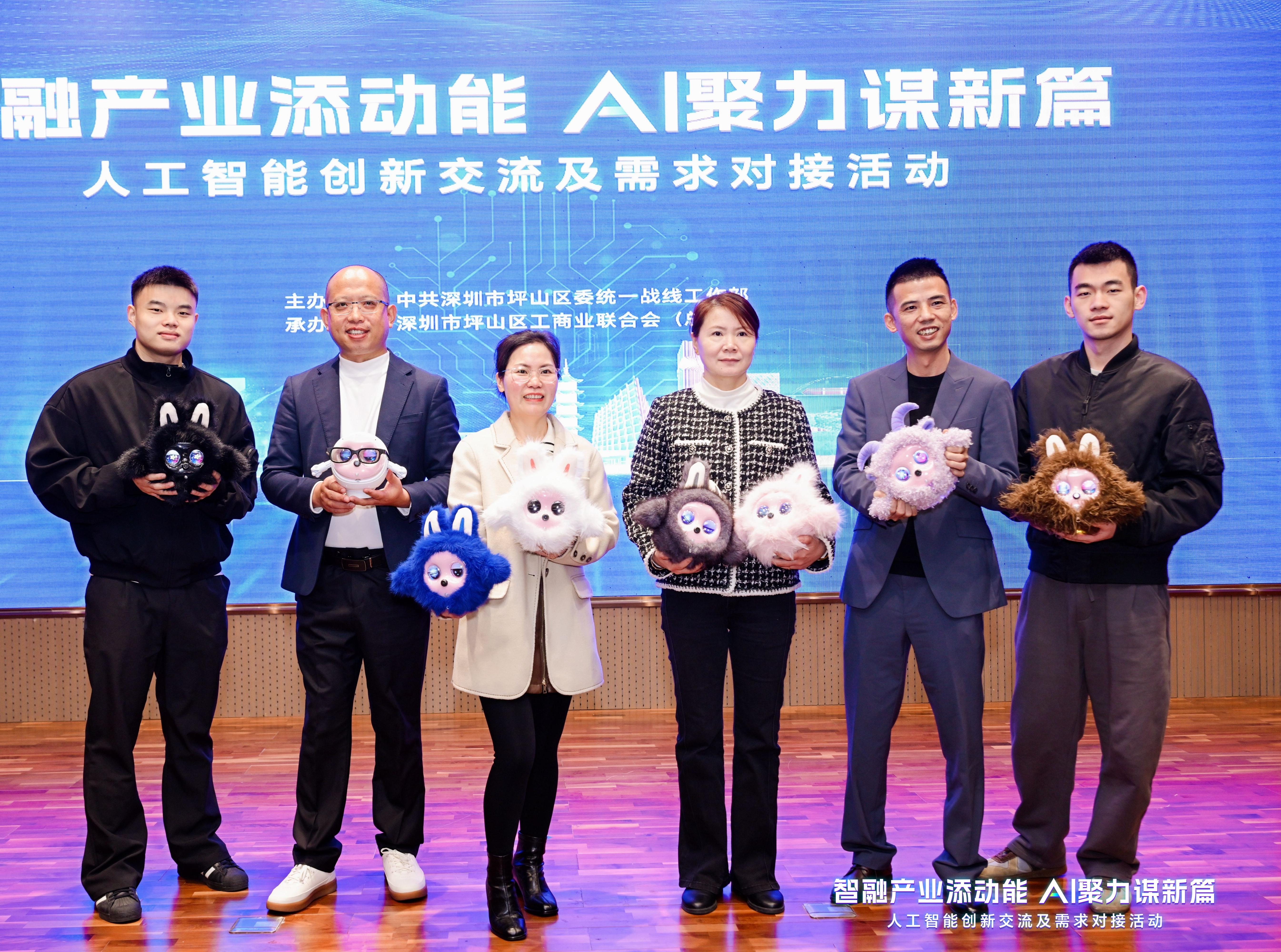 Intelligenz integriert sich in die Industrie und sorgt für Dynamik | Der KI-Haustierroboter K-Baby von CNK Electronics glänzt auf der Pingshan Innovation Exchange und fesselt das Publikum!