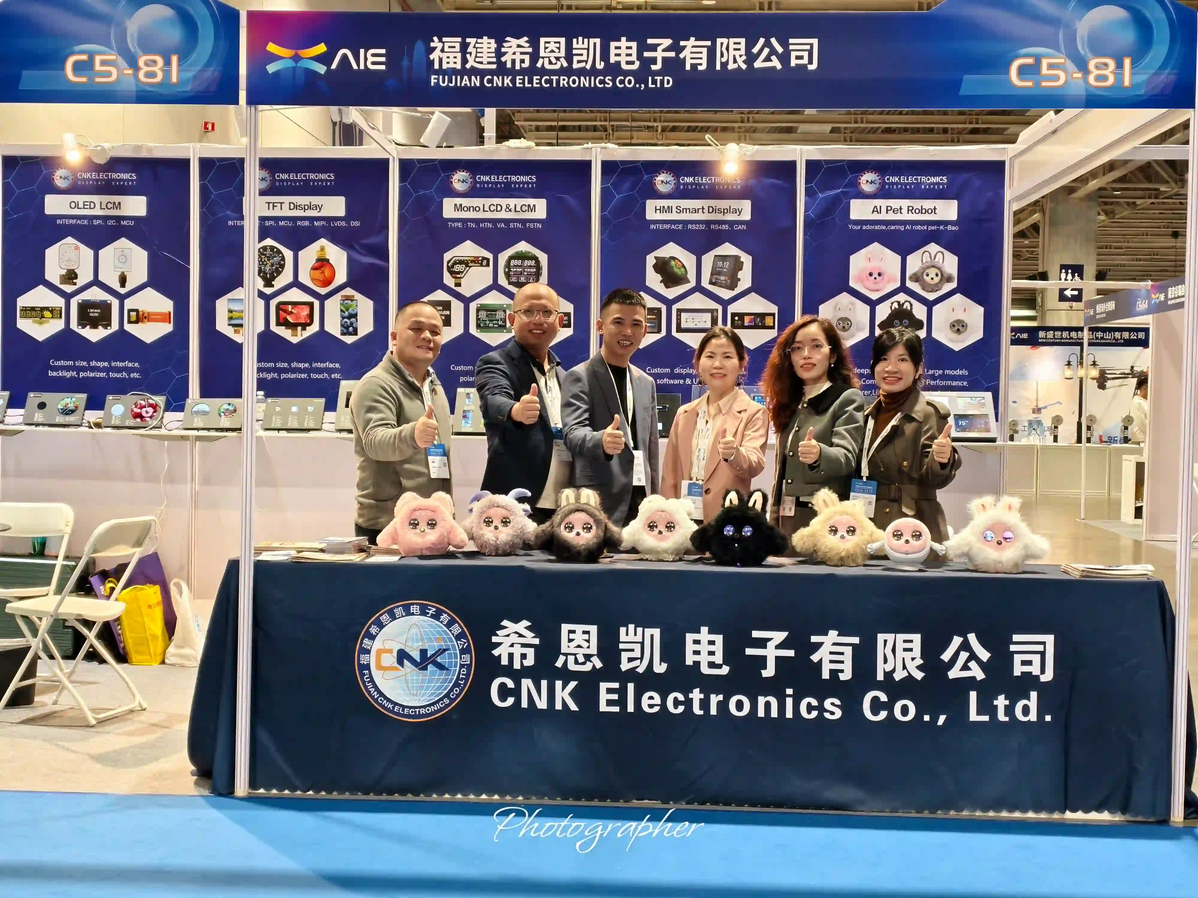 KI-Roboter „Kbao“ erobert Macau im Sturm! CNK Electronics glänzt bei der Global Intelligent Technology Gala